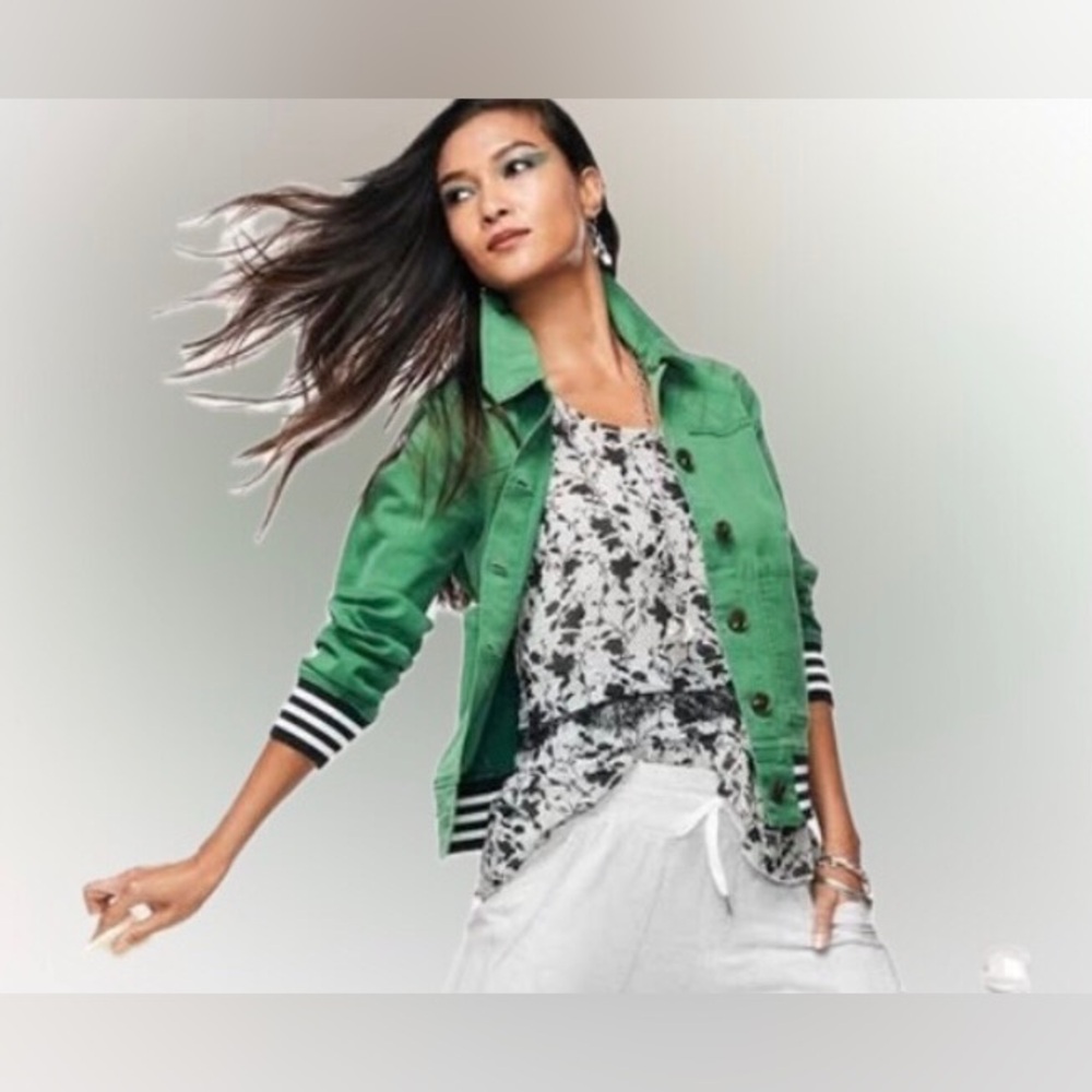 Cabi Everything Top includes a cami.  Black & white dotted bouquet in size S.